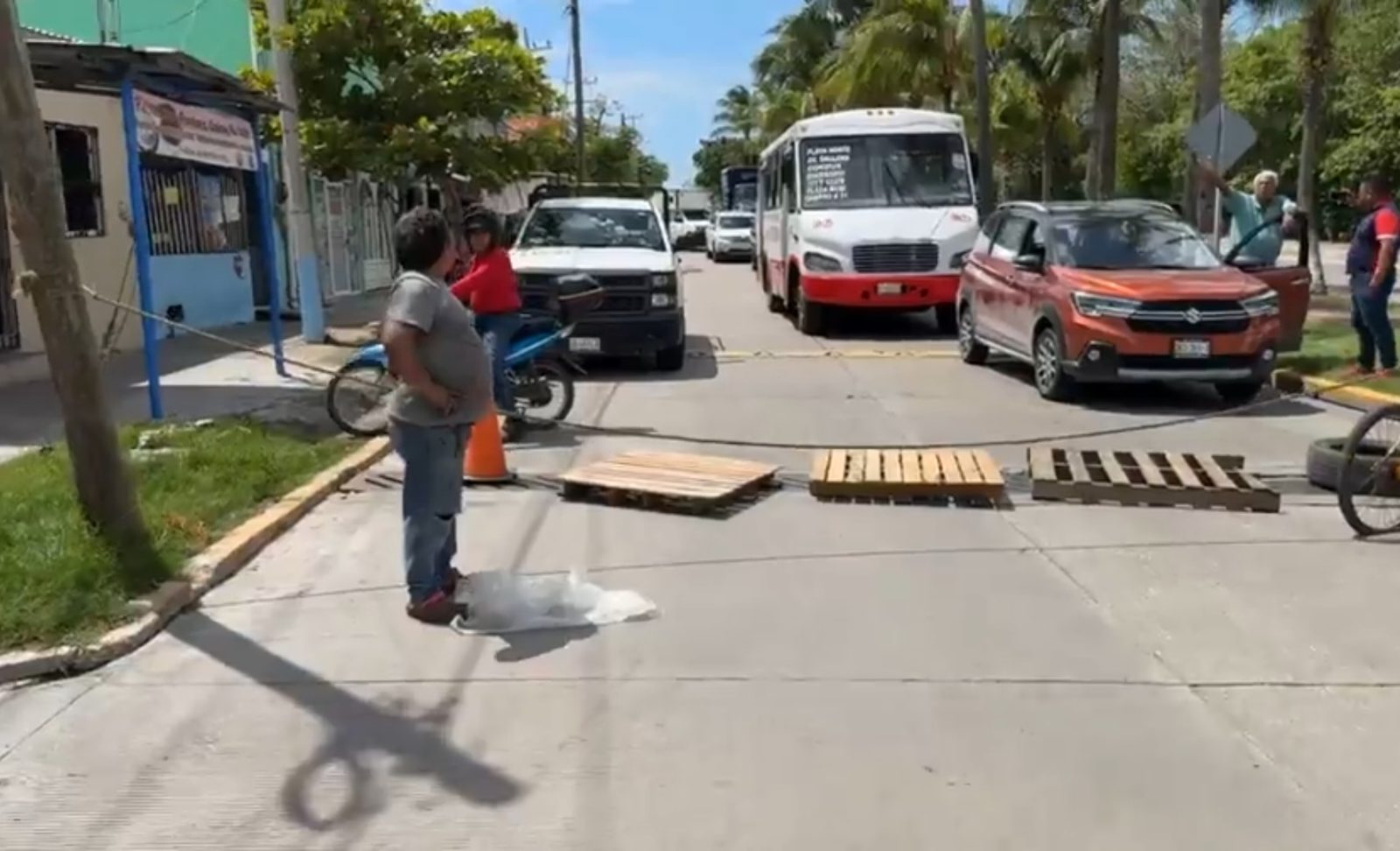 Habitantes del Playón cierran avenida por falta de luz en ese sector