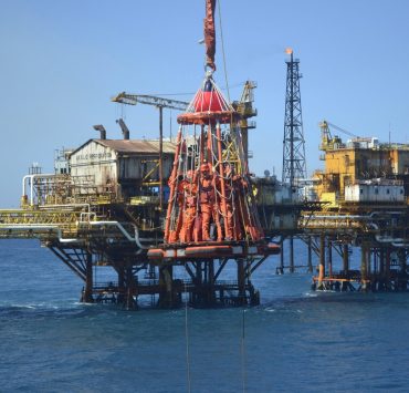 Amenazan obreros paro laboral a bordo de plataformas marinas