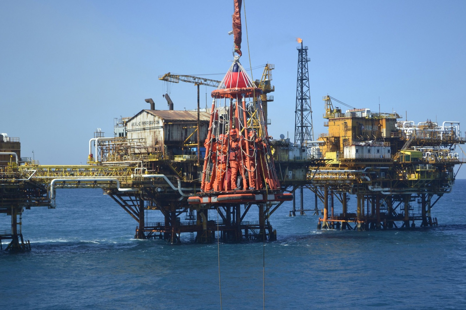 Amenazan obreros paro laboral a bordo de plataformas marinas