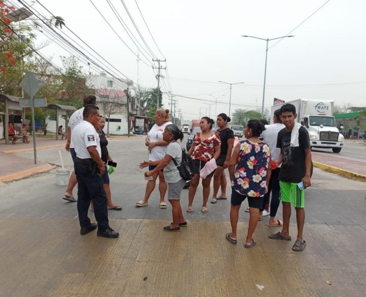 Bloqueos de vialidades por mal servicio de la CFE