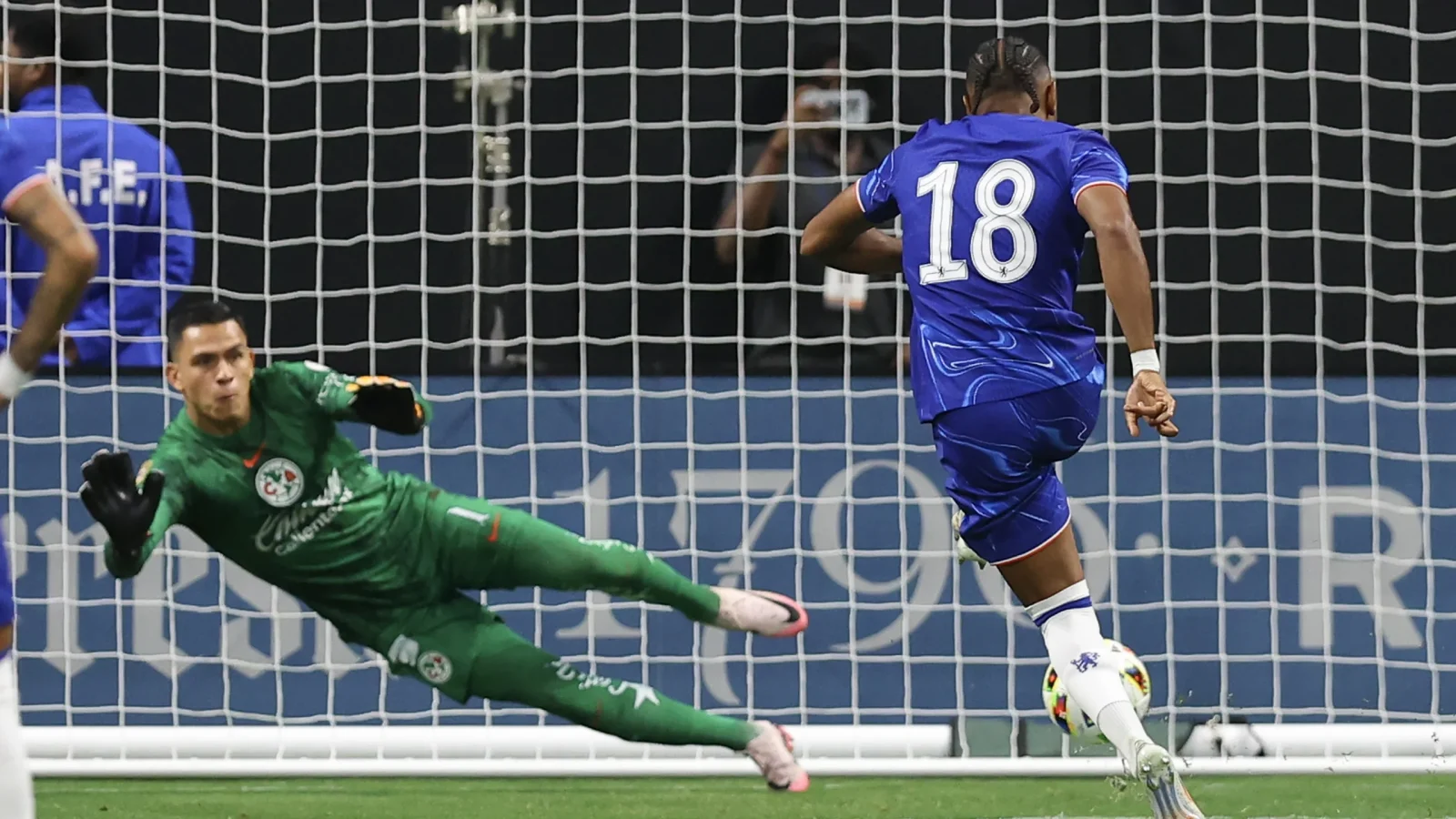 El América fue un total desastre en zona defensiva, lo que aprovechó el Chelsea para ganarle 3-0, con dos penales dudosos incluidos.