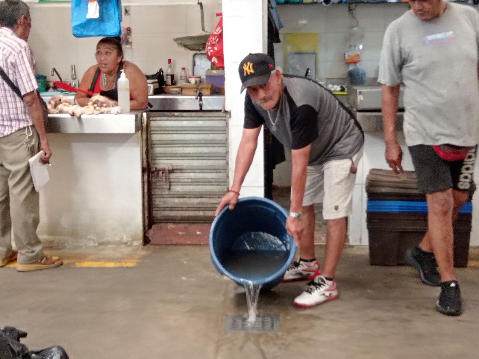 Se rebosa a diario los drenajes de aguas negras del mercado AFA