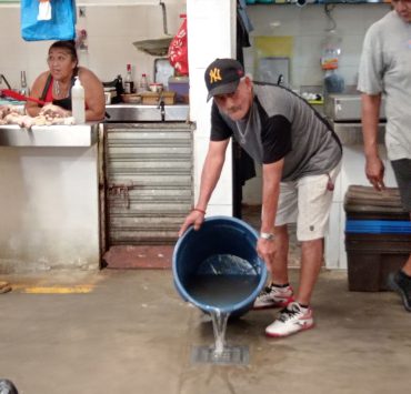 Se rebosa a diario los drenajes de aguas negras del mercado AFA