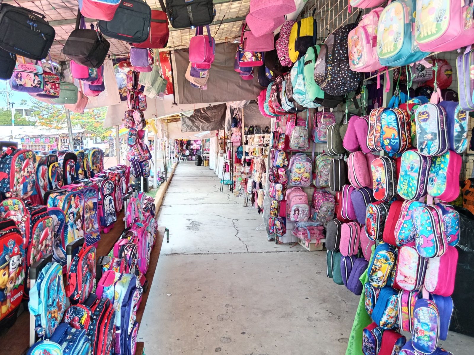 Padres de familia dejan de último la compra de útiles escolares