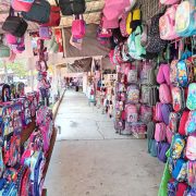 Padres de familia dejan de último la compra de útiles escolares