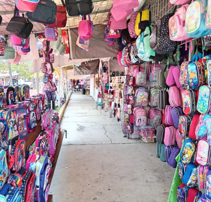 Padres de familia dejan de último la compra de útiles escolares