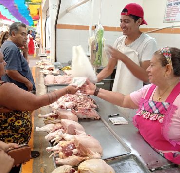 Incremento al precio del kilogramo de pollo afecta a expendedores
