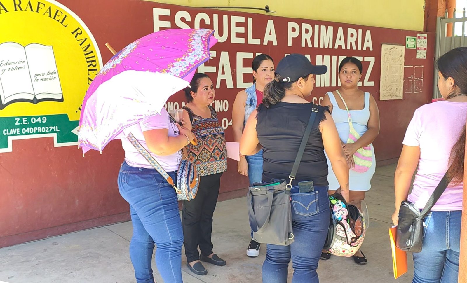 No quieren a la maestra Silvia Sarmiento en la escuela Rafael Ramírez
