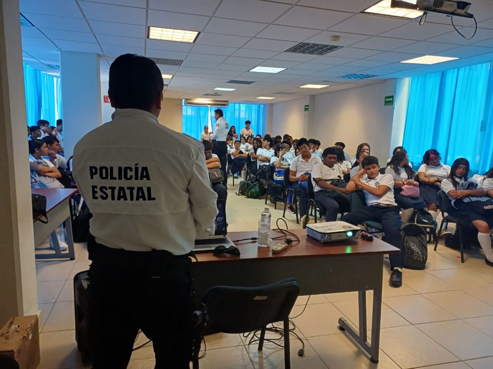 Policía cibernética imparte plática de delitos cibernéticos