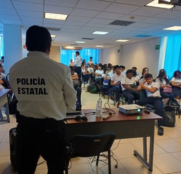 Policía cibernética imparte plática de delitos cibernéticos