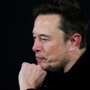Musk es demandado por exdirector de Twitter