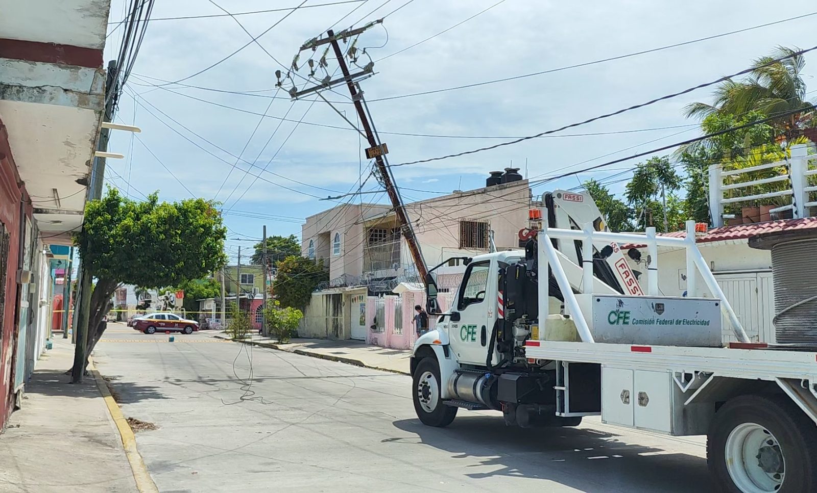 Tardó un año para que la CFE repare un poste a punto de caer
