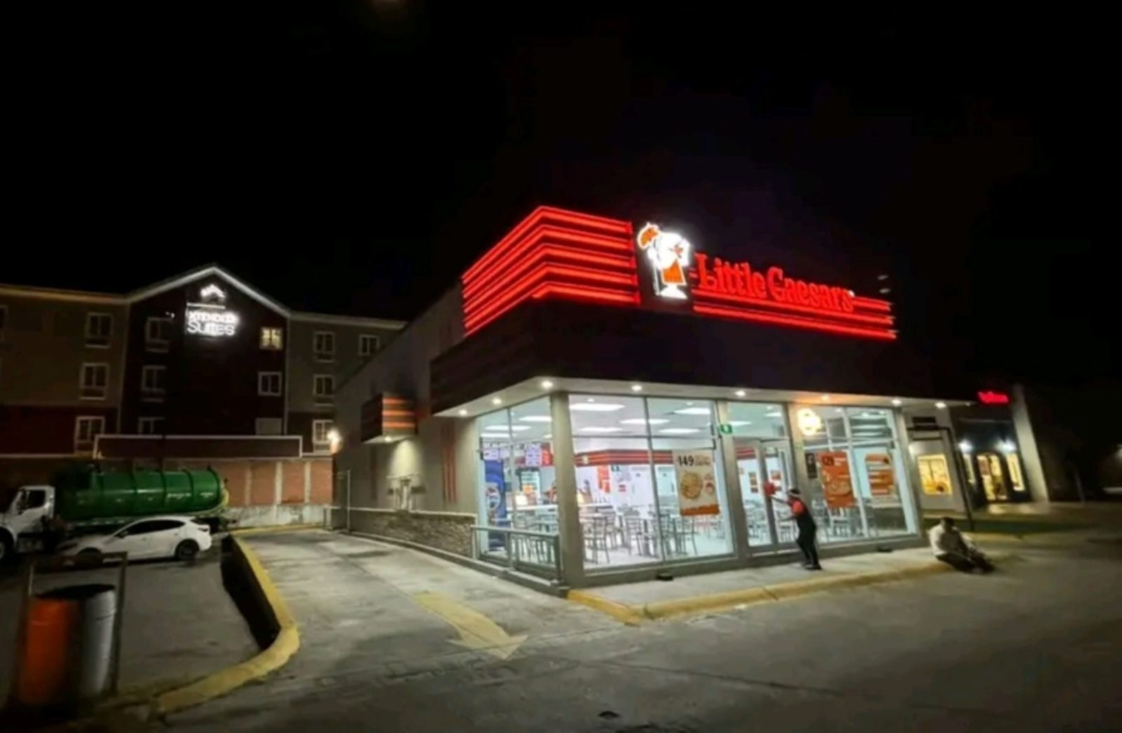 La dirección de MAAS clausura 2 sucursales de Little Caesars