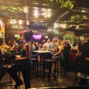 Van contra antros que violan horarios y no estén regulados