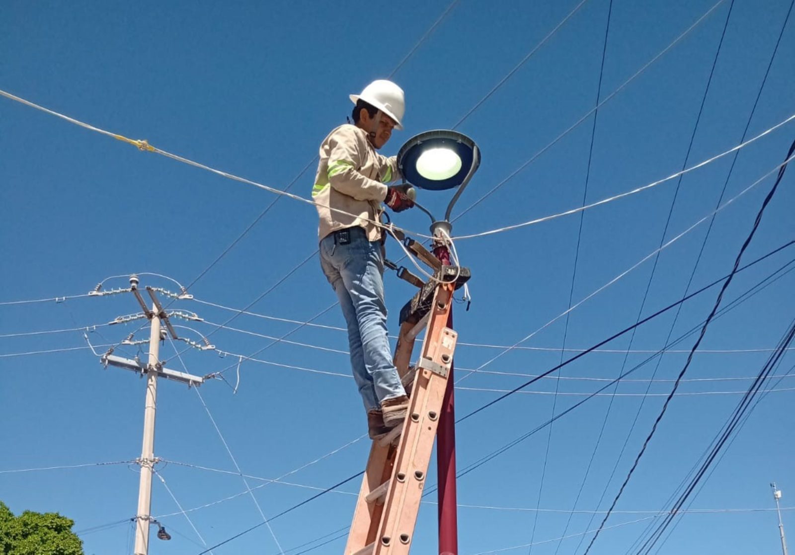 Apagones ocasionan daños al alumbrado público