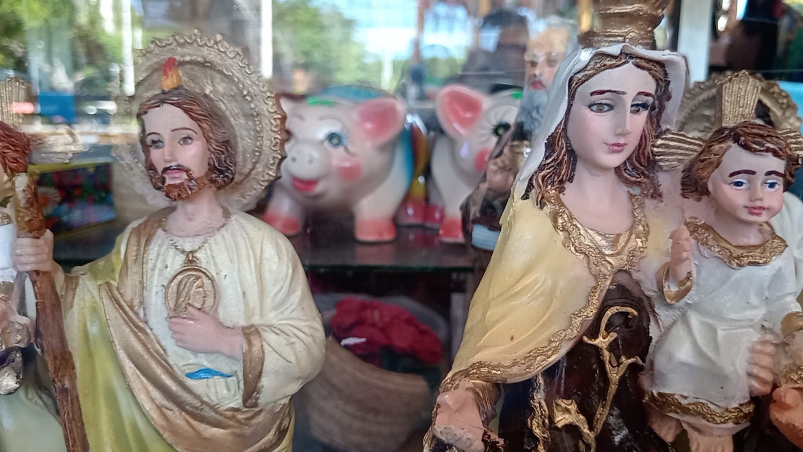 María de la Luz restauradora de imágenes religiosas