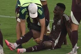 Julián Quiñones salió lesionado en el segundo tiempo.