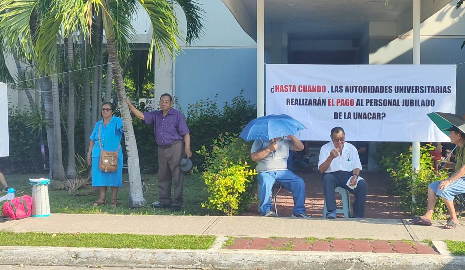 Jubilados de la Unacar se plantan frente a la Casa de Visitas