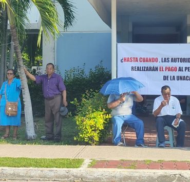 Jubilados de la Unacar se plantan frente a la Casa de Visitas