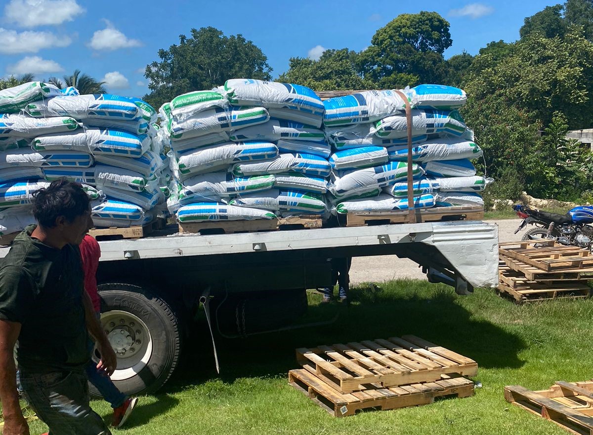 Productores de mojarras reciben 33 toneladas de alimentos