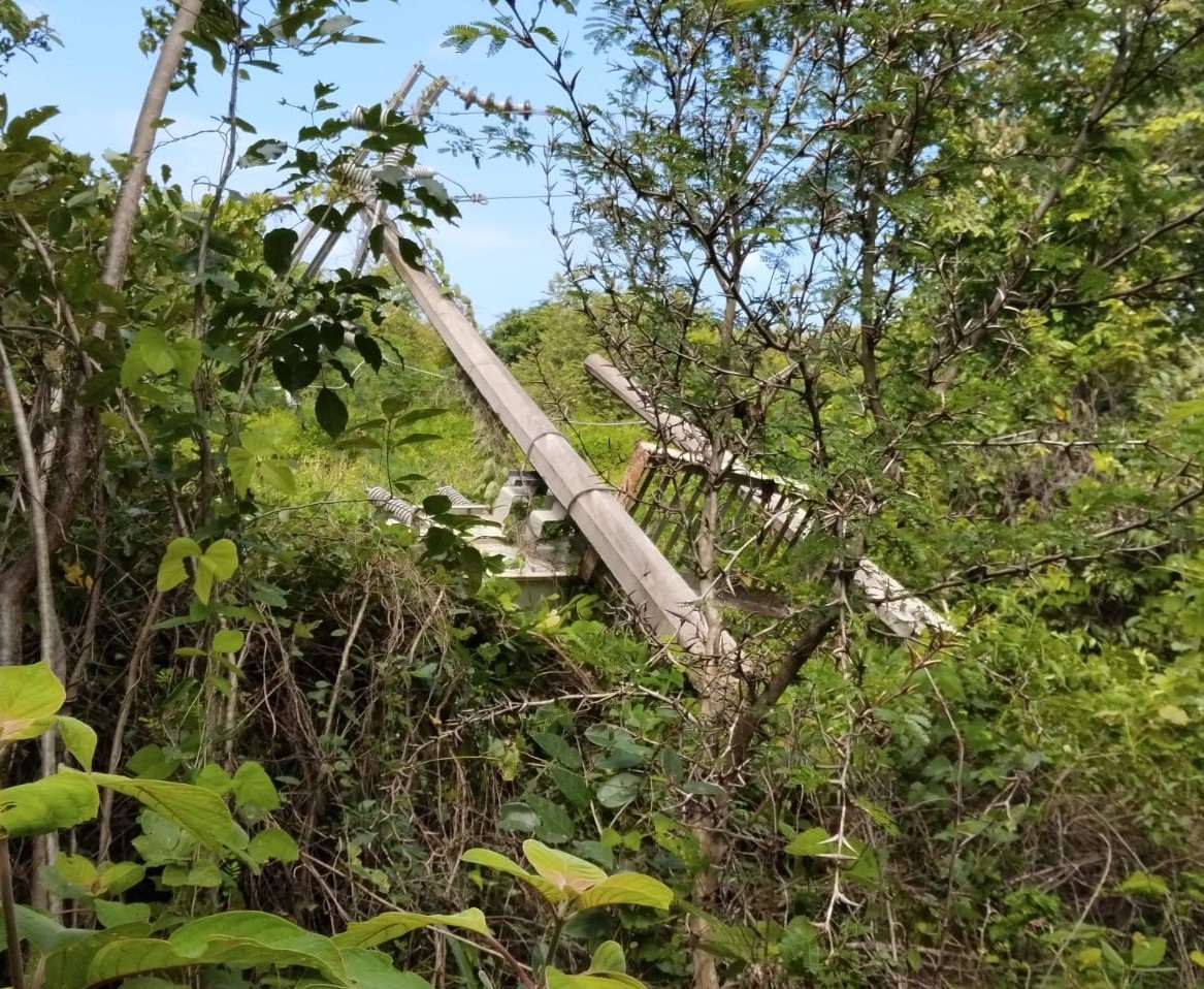 Vientos de Milton derriban dos postes de energía eléctrica en Jobal