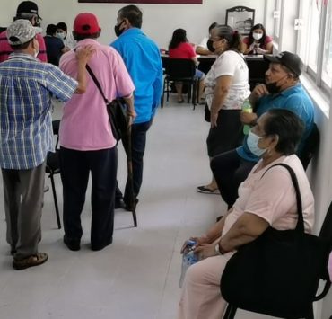 Unos 350 adultos mayores esperan sus tarjetas del INAPAM