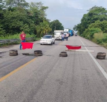 Atastecos bloquearon la carretera federal