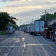 atastecos-abren-un-carril-de-la-carretera