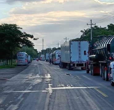 atastecos-abren-un-carril-de-la-carretera