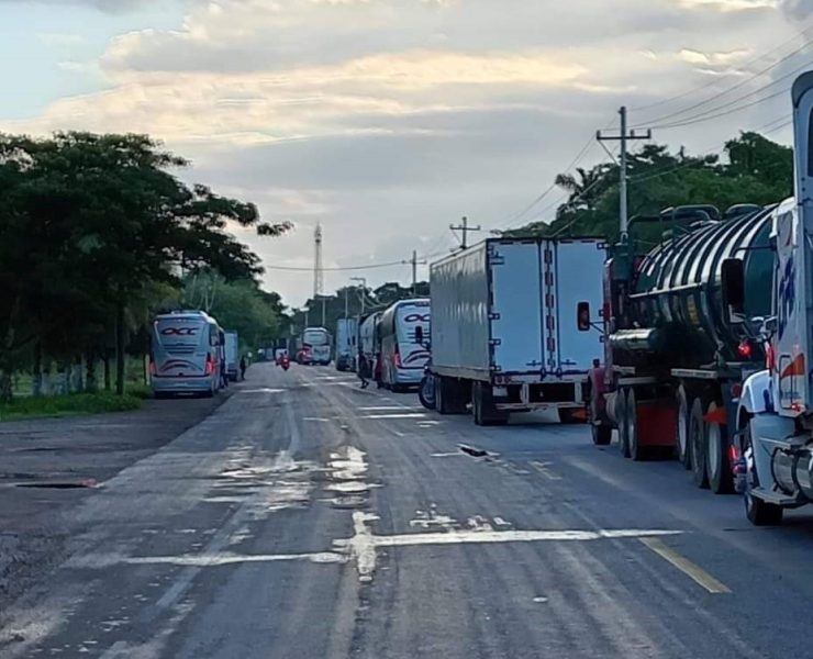 atastecos-abren-un-carril-de-la-carretera