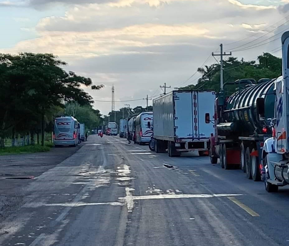 atastecos-abren-un-carril-de-la-carretera