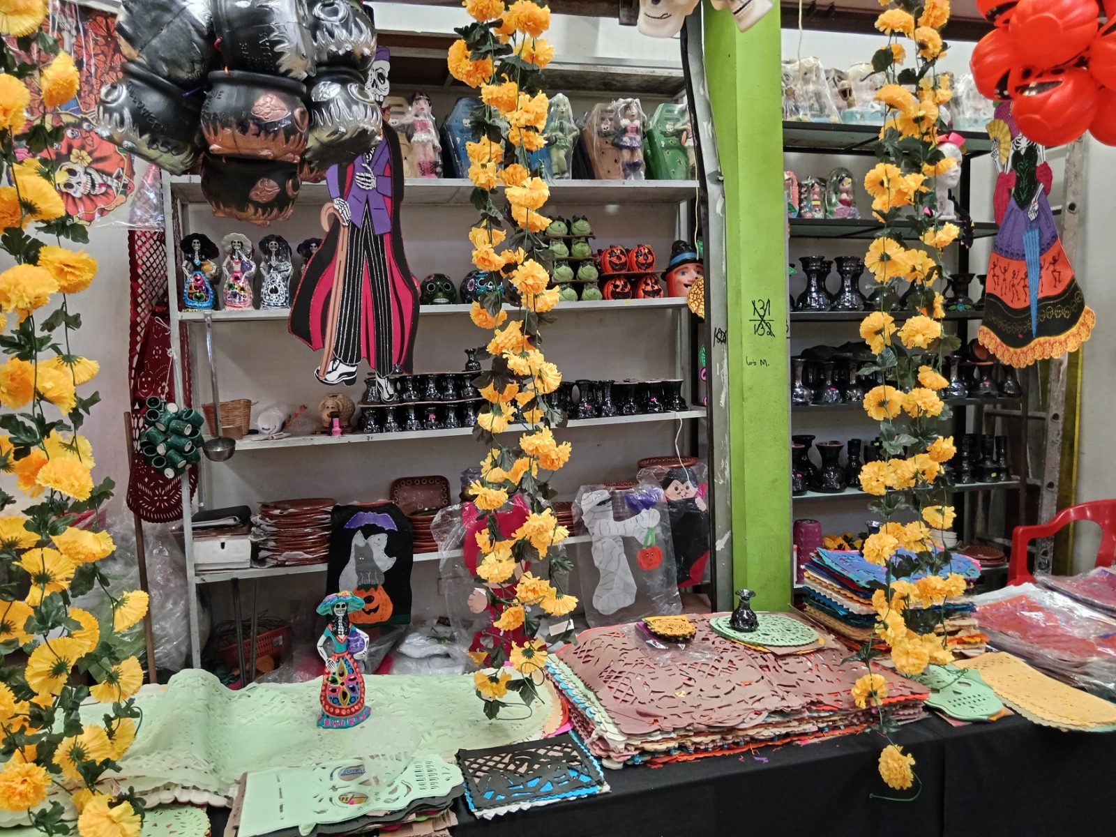 Locatarios confían más en los muertos para la reactivación económica