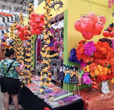 Colorido en el mercado con las características al Día de Muertos