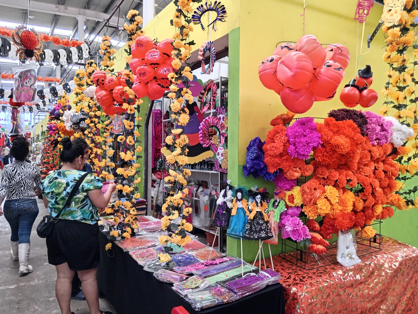 Colorido en el mercado con las características al Día de Muertos
