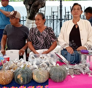 Productores de sembrando vida participan en el tianguis campesino