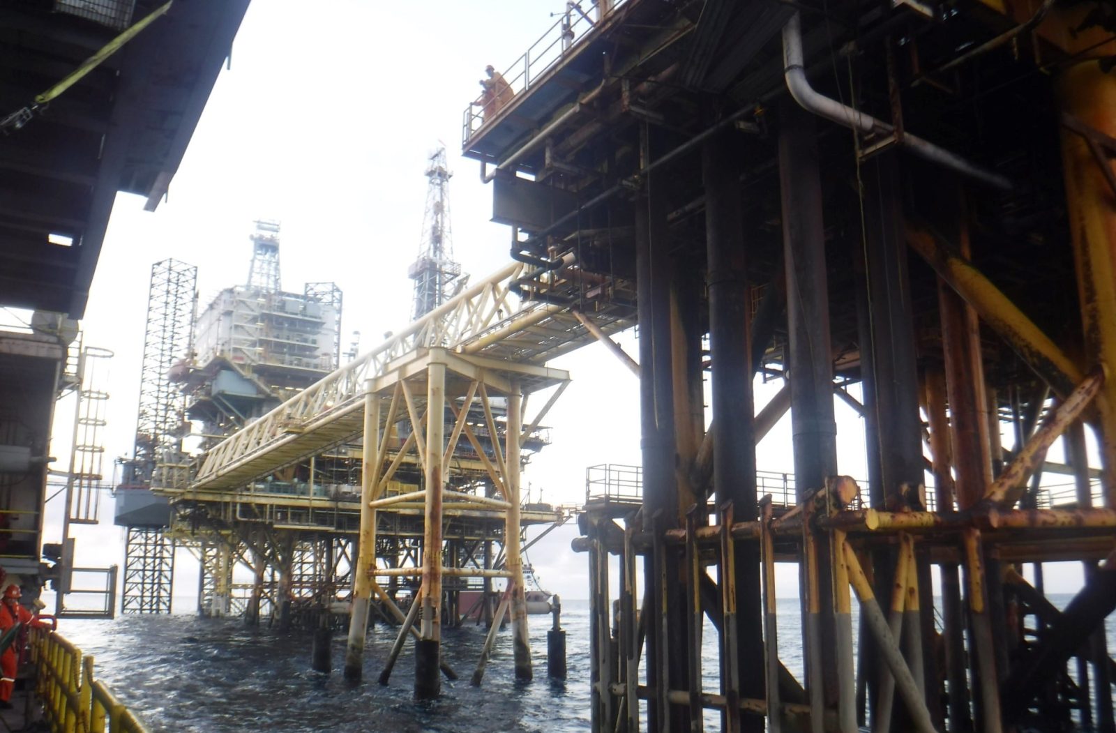 Pemex debe parar la producción de plataformas obsoletas