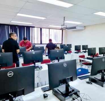 UNACAR debe a jubilados, pero gasta $20 MDP en renta de 533 computadoras