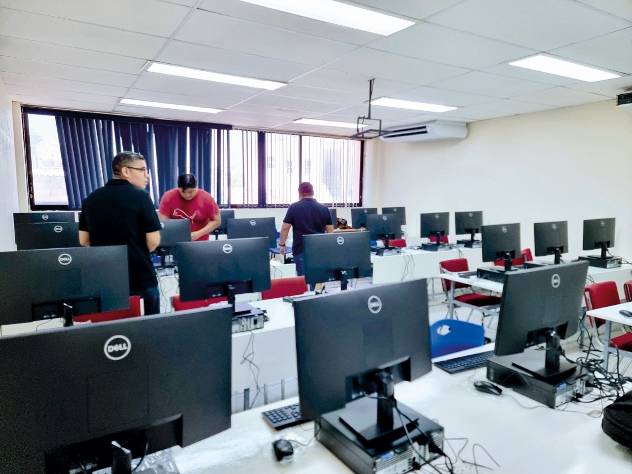 UNACAR debe a jubilados, pero gasta $20 MDP en renta de 533 computadoras