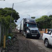 Reconstrucción de carretera de Atasta afecta a transportistas