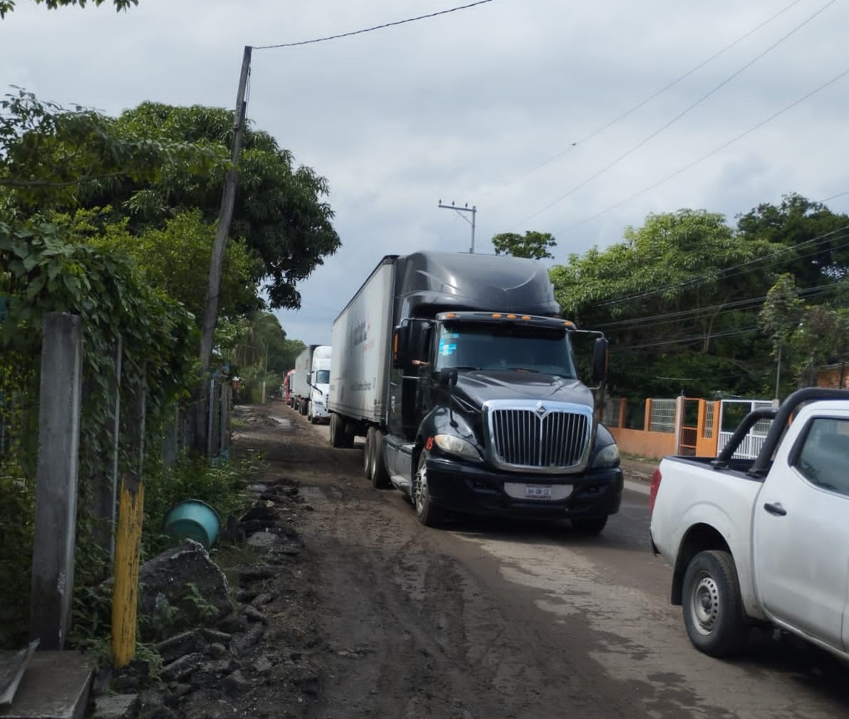 Reconstrucción de carretera de Atasta afecta a transportistas