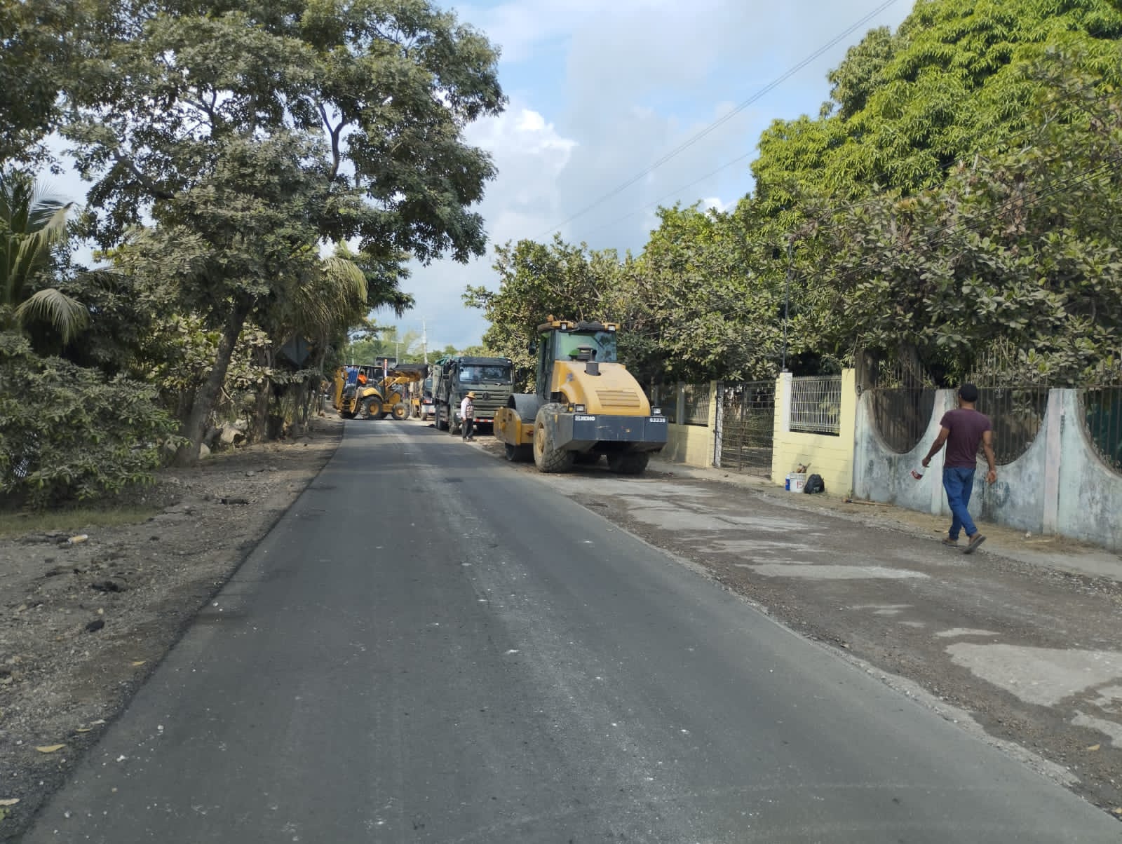 Reconstrucción de carretera afecta a pochimoviles de Atasta
