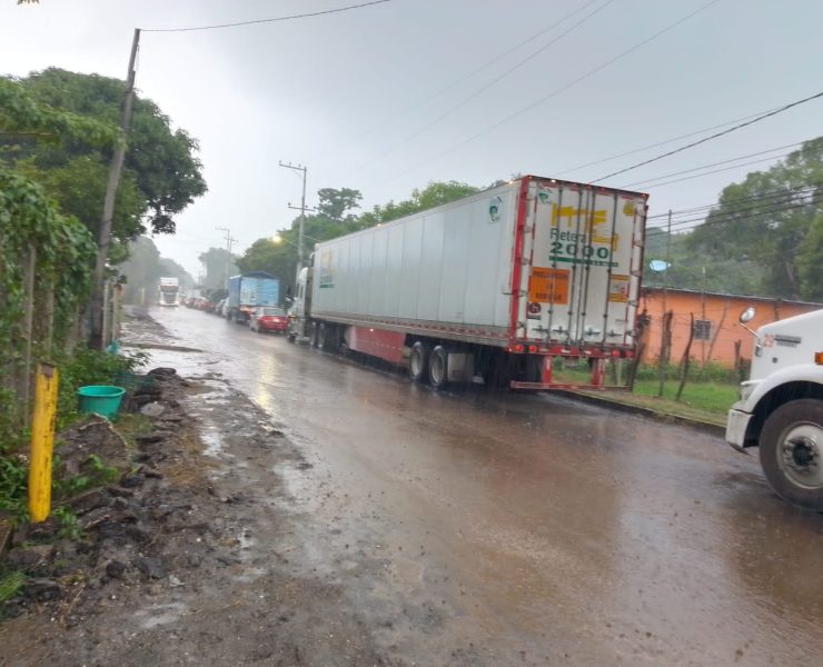 Carretera de Atasta con mucho tráfico de vehículos pesados