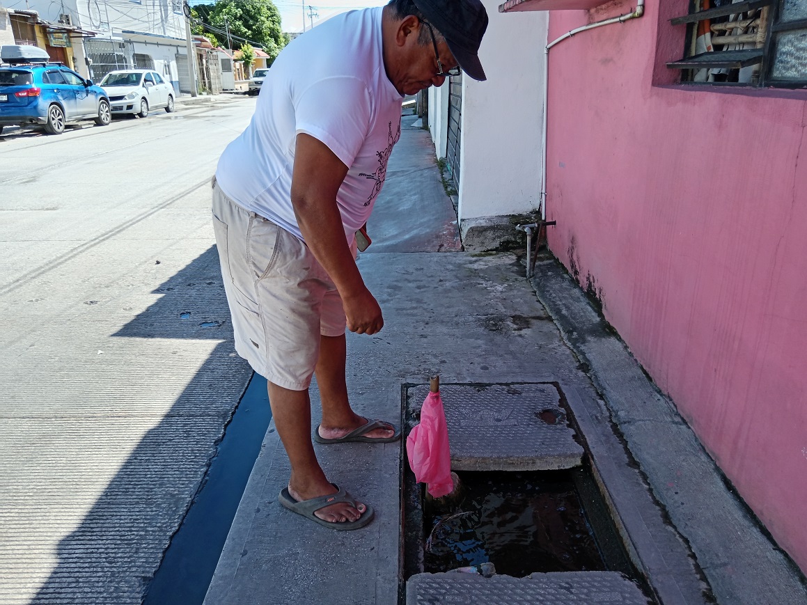 Banqueta canal sin tapa representa un peligro