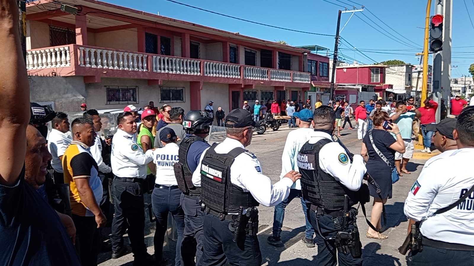 Con gases lacrimógenos dispersan manifestación de pochimóviles