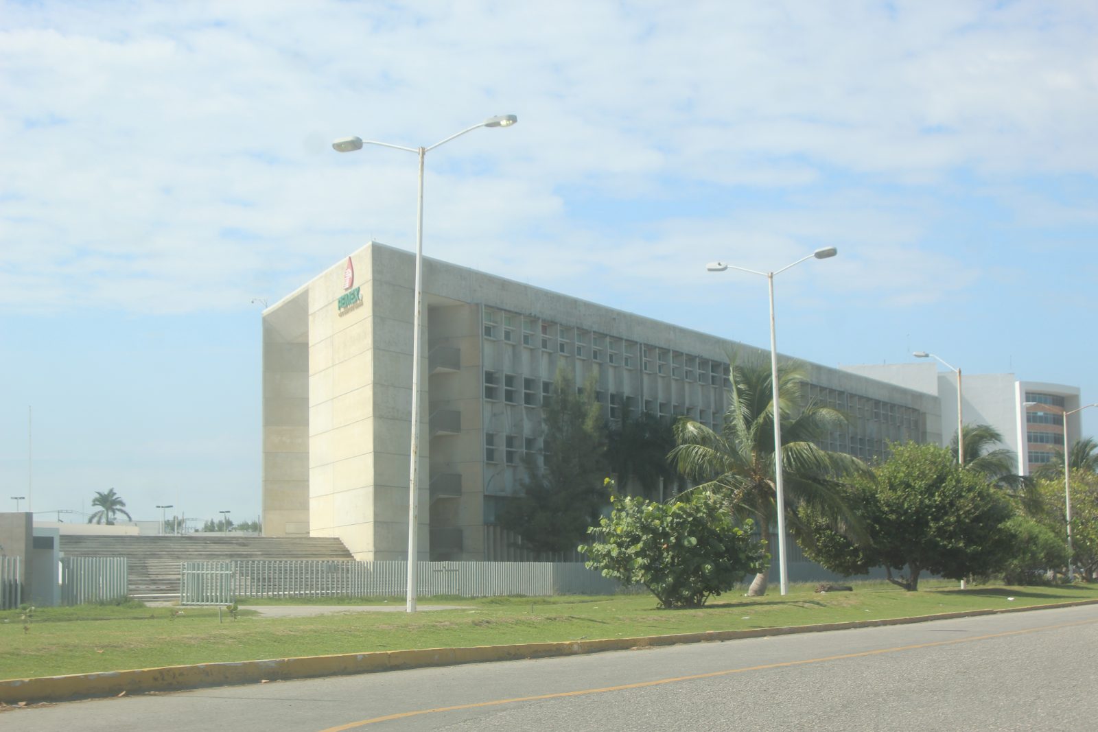 Ciudad del Carmen con posible estadillo social si Pemex no paga a empresas