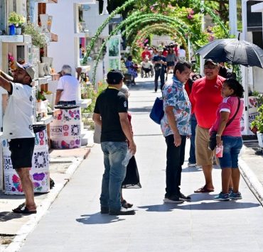 Cientos de carmelitas visitan a sus seres queridos muertos en este día en los panteones