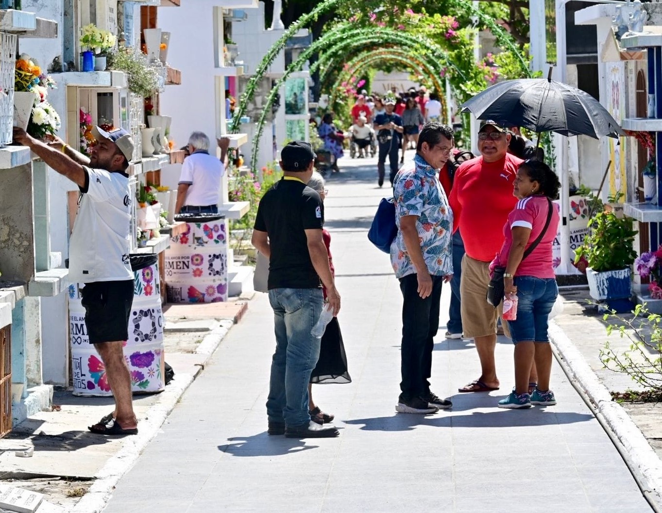 Cientos de carmelitas visitan a sus seres queridos muertos en este día en los panteones