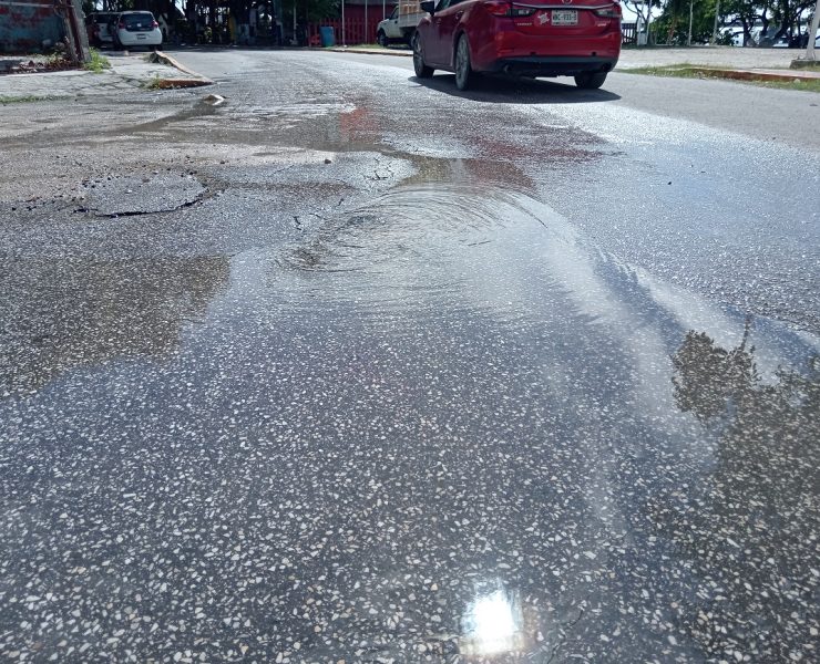 Fuga de agua hace que se pierda miles de litros cúbicos del vital líquido