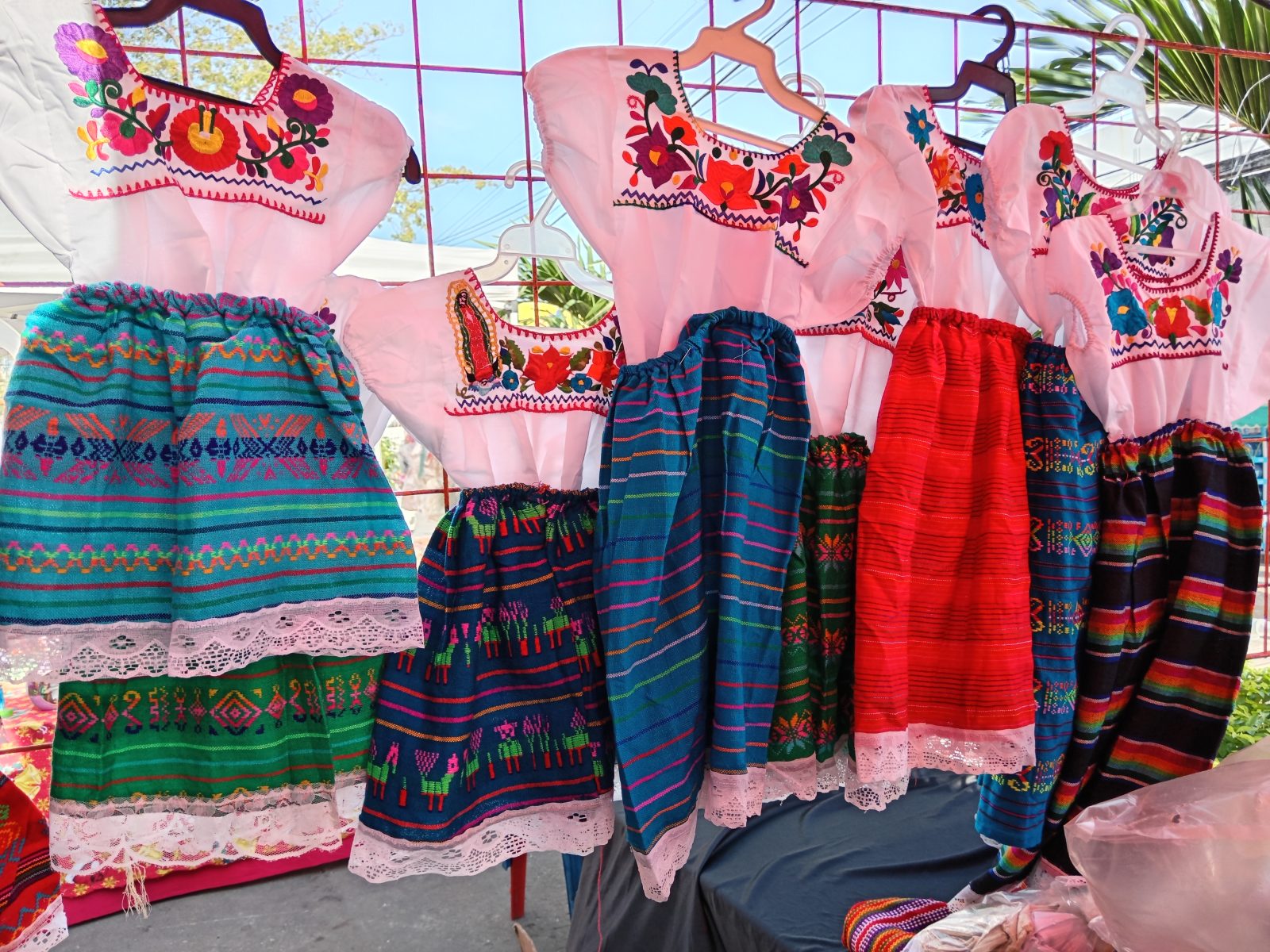 Comerciantes de trajes guadalupanos cifran expectativas de ventas