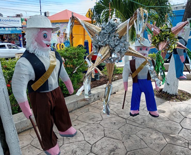 Significativa venta de piñatas navideñas y de año viejo